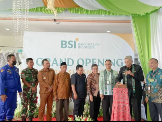 Hadiri Grand Opening Relokasi Kantor Bank Syariah Indonesia KCP Sintang, Ini Harapan Senen