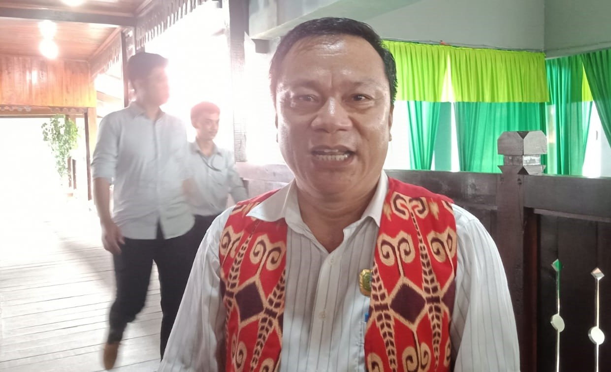 Wakil Ketua Komisi D, DPRD Sintang Hadiri Pelantian Pengurus Apdesi Sintang
