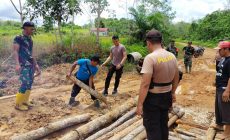 Permalink ke TNI-POLRI Bersama Masyarakat Gotong Royong Perbaiki Jalan Rusak