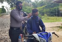 Polsek Tempunak Bagikan Masker Pada Warga