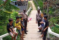 Anggota Polsek Ambalau Sambangi Anak Yang Sedang Bermain