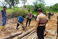 TNI-POLRI Bersama Masyarakat Gotong Royong Perbaiki Jalan Rusak