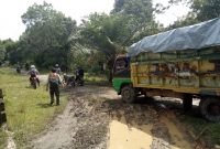 Personil Polsek Ketungau Hilir Kawal Pergeseran Logistik Ke KPU