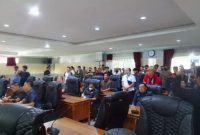 Puluhan Massa Datangi Wakil Rakyat