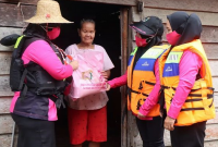 Bhayangkari Cabang Katingan Salurkan Bansos Kepada Masyarakat Terdampak Banjir
