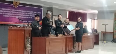 “ TOK….” Suara Palu Ketua DPRD Sintang Tandai 6 Raperda Disetujui Menjadi Perda