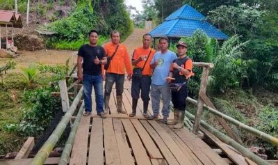 Warga Perbaiki Jembatan yang Ambruk Saat Angkut Beras