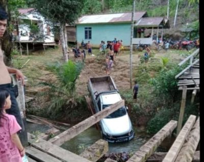 Mobil Pengangkut Beras Bantuan Jatuh ke Sungai