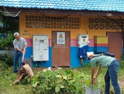 Tindak Lanjuti Imbauan Bupati, Kominfo Sintang Bersihkan Lingkungan
