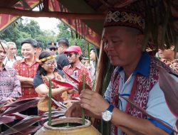 Markus Jembari Buka Gawai Dayak dengan Tuak Pamali: Simbol Sakral Adat Dayak